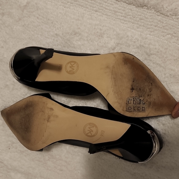 Black Micheal kors shoe - Picture 2 of 3